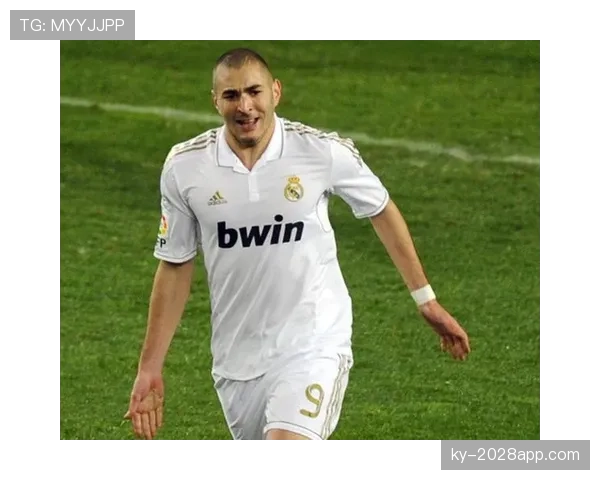 吉鲁与本泽马：支点中锋与渗透型前锋的战术角色分野