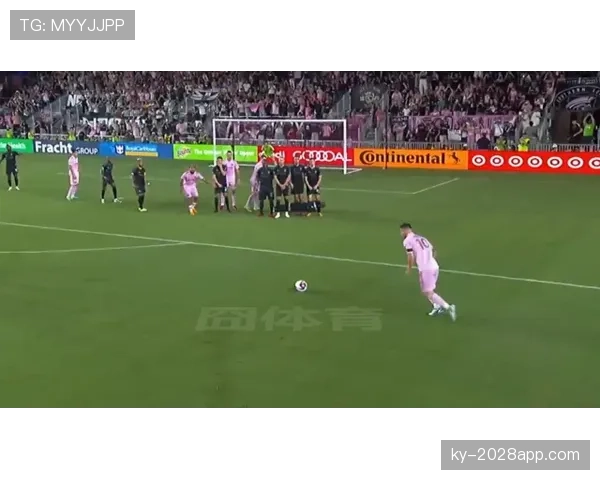 任意球中阻挡门将视线算犯规吗？规则如何界定处罚标准