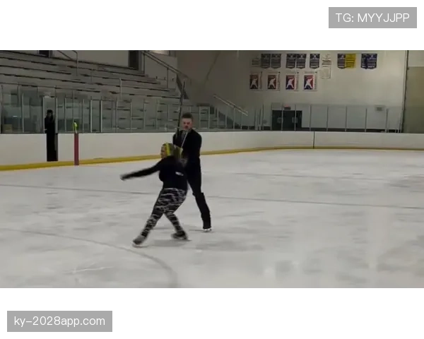 托尼娅·哈丁最新近照，手上的那只表和她冰场形象反差得让我笑不出来