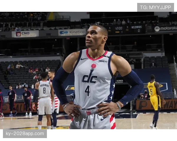 威少又双叒叕穿荧光色出街了，这衣柜是彩虹成精了吧？