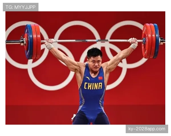 吕小军这把年纪还在举重台硬刚，训练完啃鸡胸肉的样子比年轻人还狠